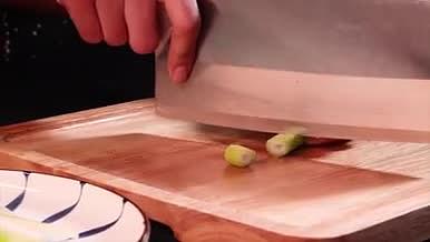 实拍厨房切菜素材合集视频的预览图